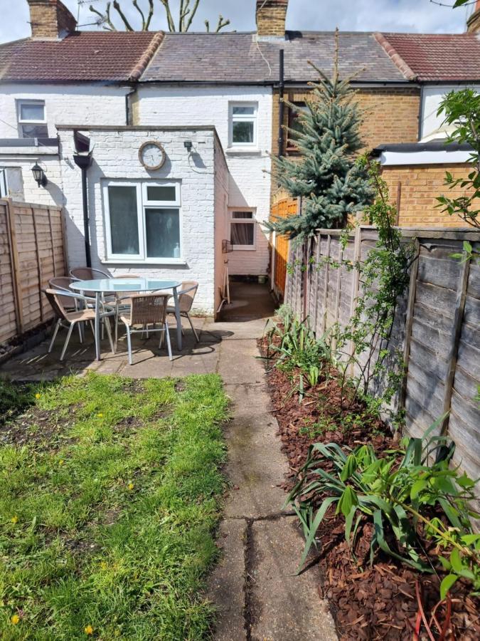 Apartment Cute In Heathrow- 7 Guests 3 Bedrooms *