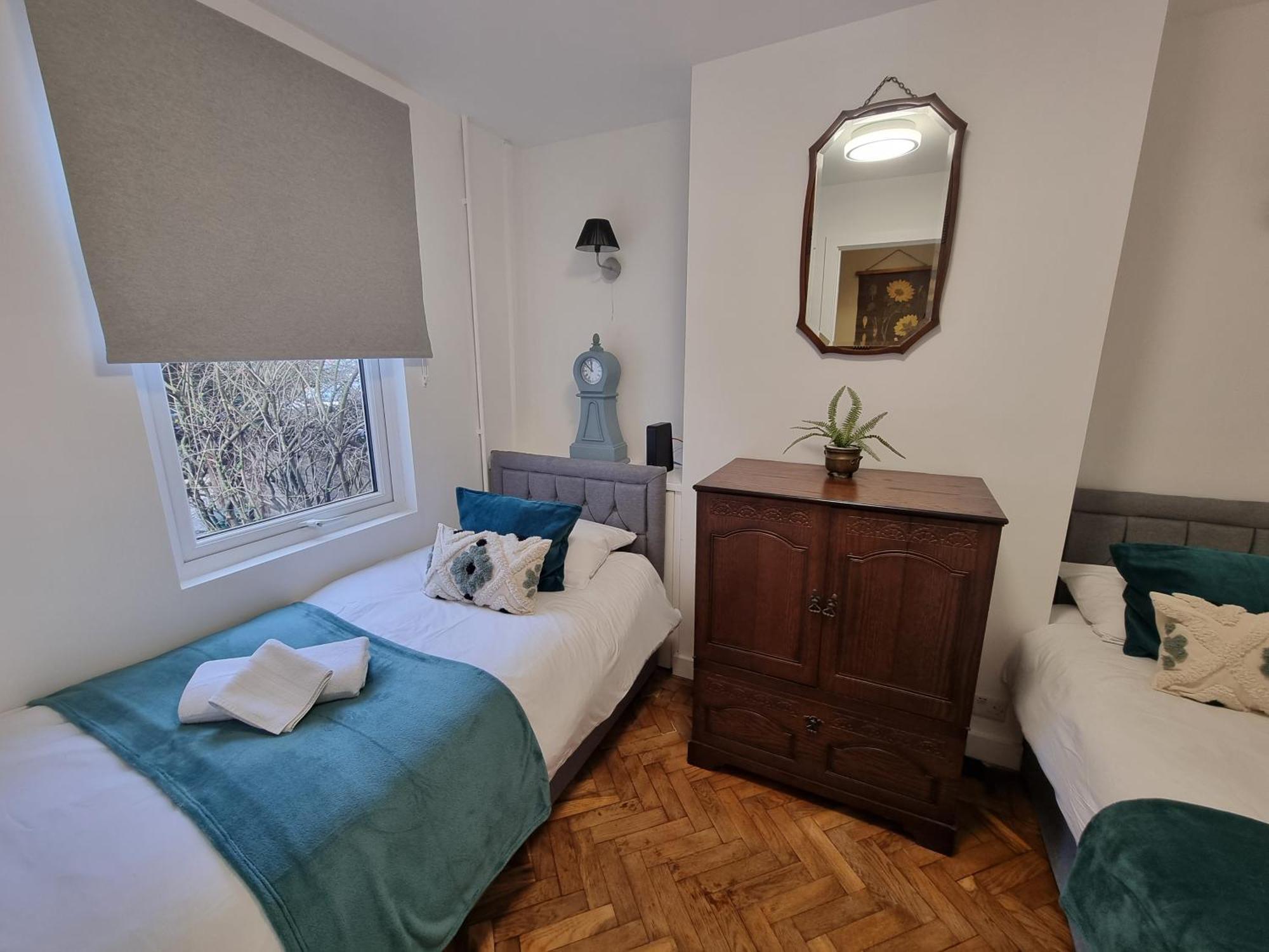 Cute In Heathrow- 7 Guests 3 Bedrooms Apartment Egham