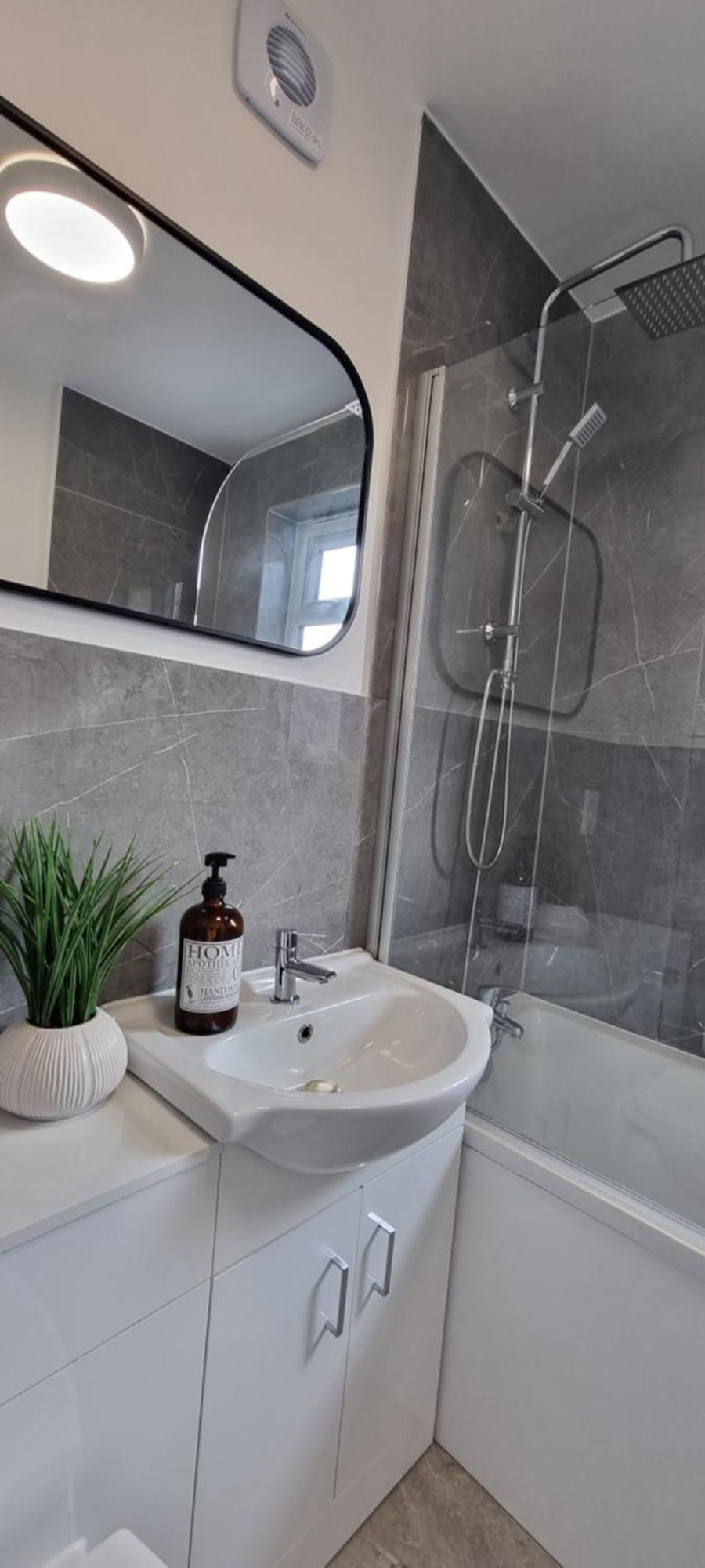Cute In Heathrow- 7 Guests 3 Bedrooms Apartment *