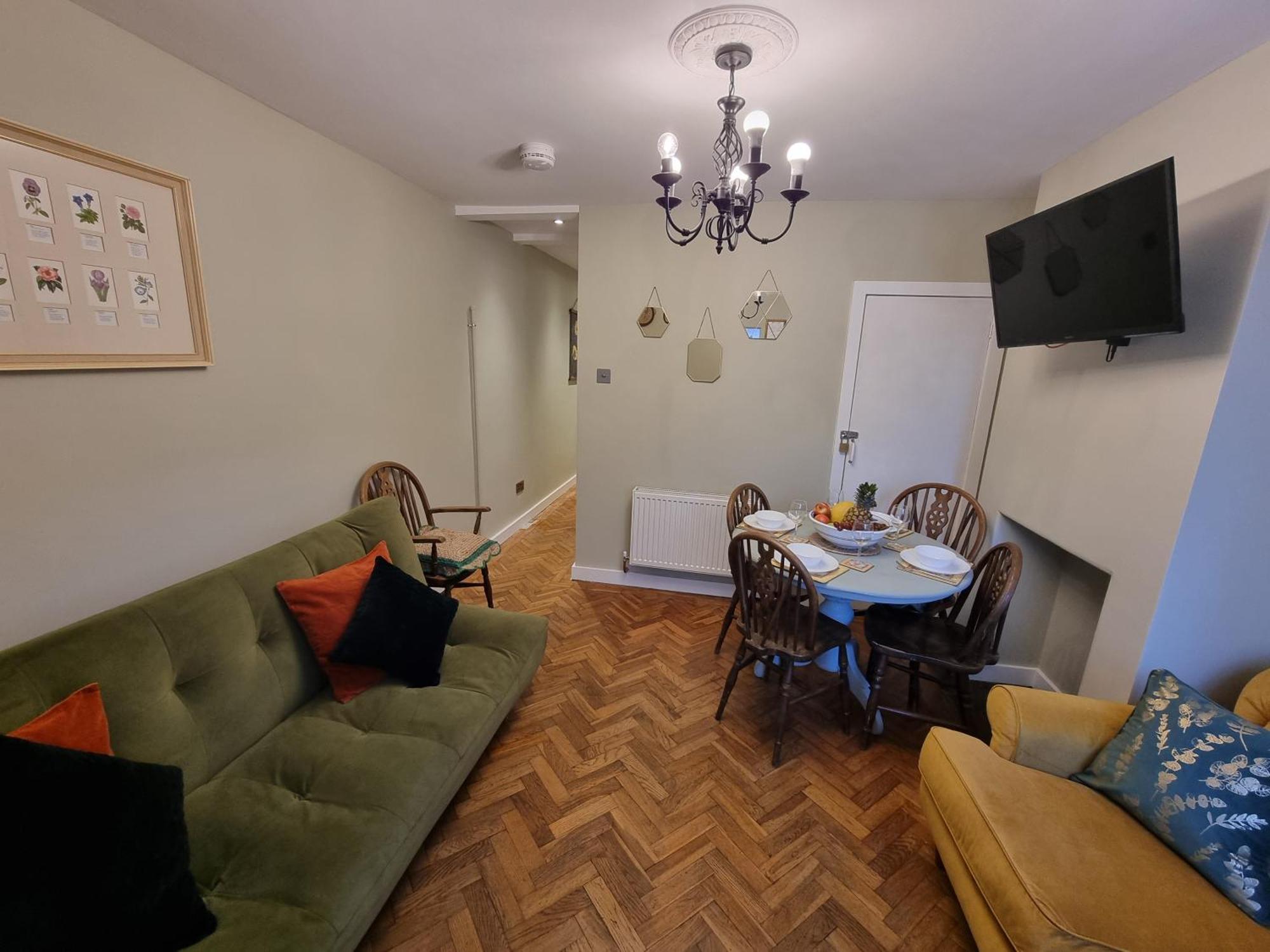 Cute In Heathrow- 7 Guests 3 Bedrooms Apartment Egham