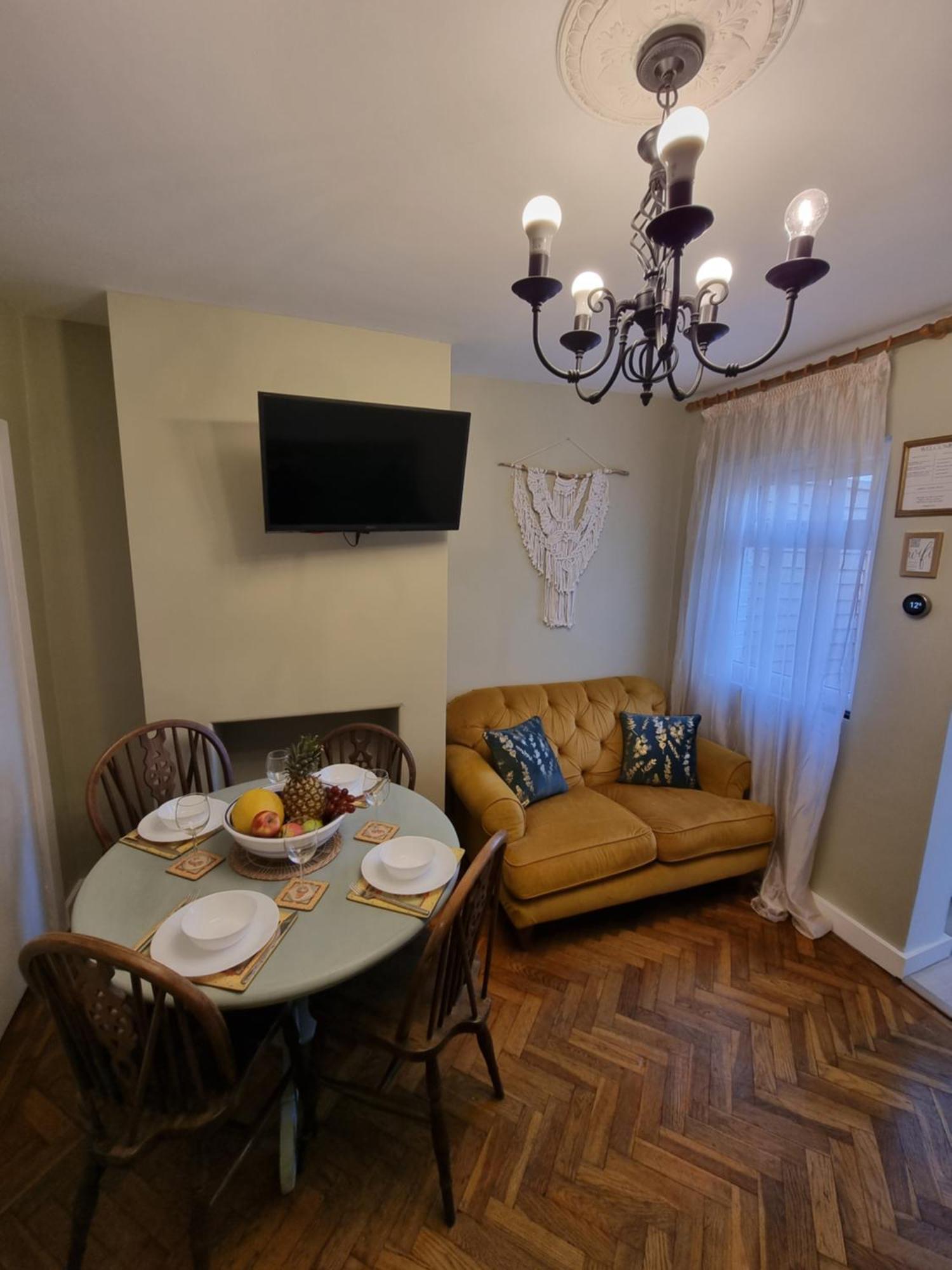 Cute In Heathrow- 7 Guests 3 Bedrooms *