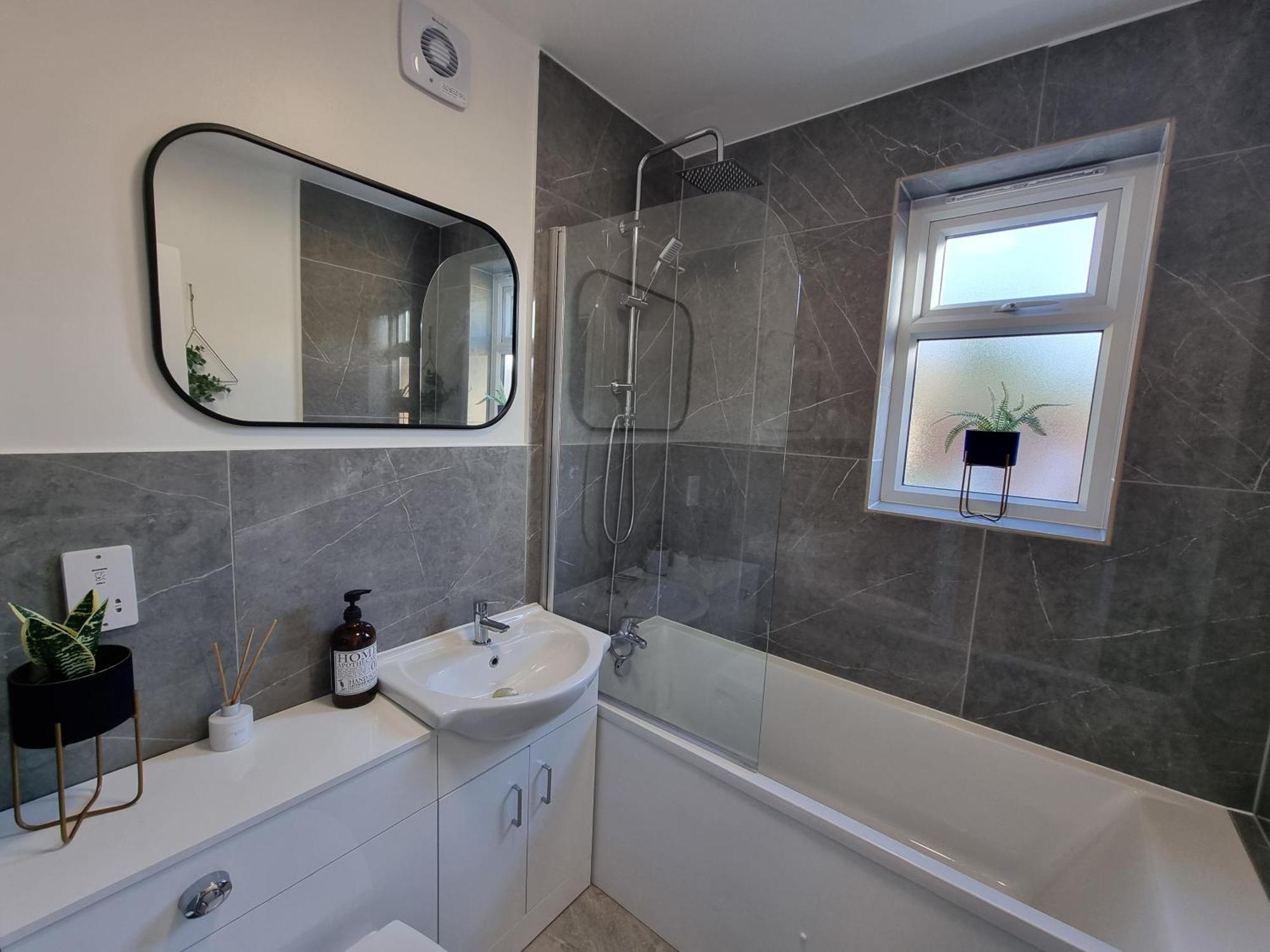Cute In Heathrow- 7 Guests 3 Bedrooms * Egham