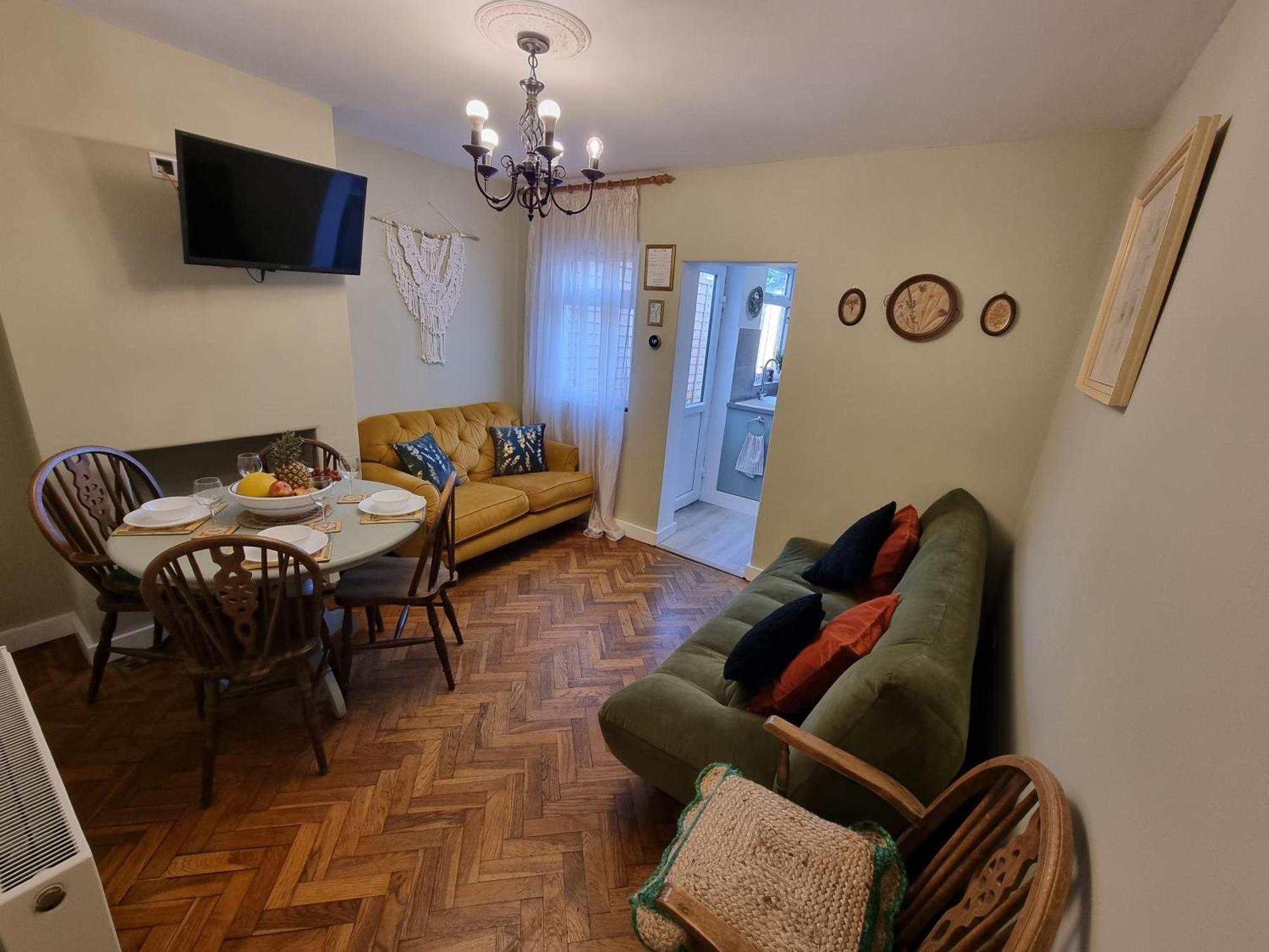 Cute In Heathrow- 7 Guests 3 Bedrooms Egham