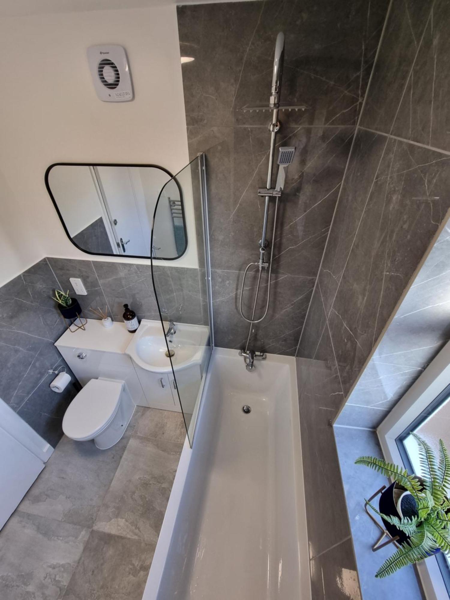 Cute In Heathrow- 7 Guests 3 Bedrooms Apartment *